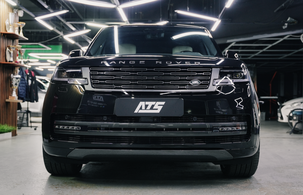 Land Rover Range Rover P530 Autobiography: полная оклейка c детализацией снаружи и в салоне автомобиля, бронирование лобового